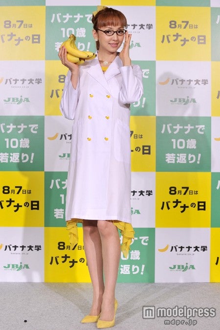 白衣とメガネで教授として知的アピールをする神田うの