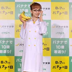 白衣とメガネで教授として知的アピールをする神田うの