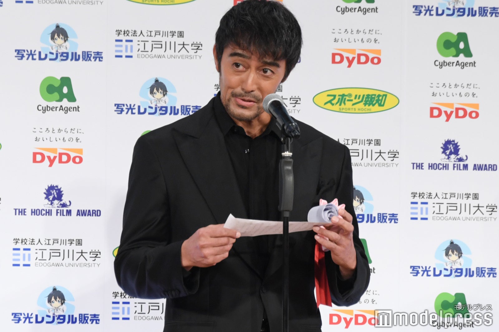 横浜流星のために巻物を持参した阿部寛（C）モデルプレス