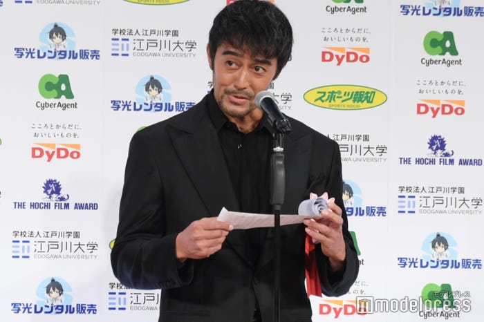 横浜流星のために巻物を持参した阿部寛(C)モデルプレス