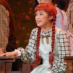 おさげがキュートな姿の高橋愛/主演ミュージカル「赤毛のアン」千秋楽より