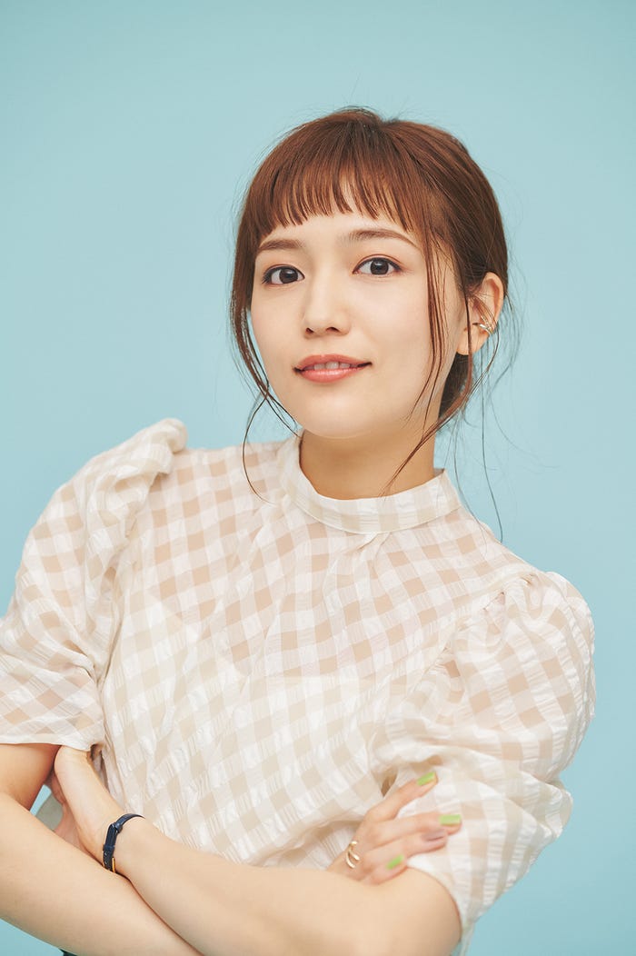 川口春奈/撮影:濱田英明/スタイリスト=杉本学子(WHITNEY)/衣装協力=マッシュスタイルラボ、ジュエッテ/ヘアメイク=林美穂、片山栞(アーツ)