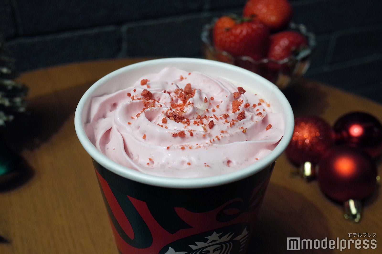 ピンク色に花開いたような見た目のホイップクリーム（C）モデルプレス