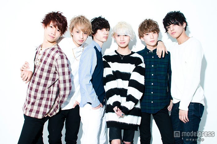 XOX(左から)志村禎雄、村瀬ジョンケビン、田中理来、とまん、木津つばさ、バトシン