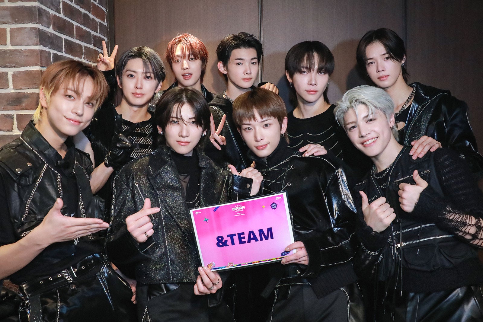 &TEAM「MAMA」初出演のオフショット公開 “自身史上最大規模”の振付で観客圧倒＜2023 MAMA AWARDS DAY1＞