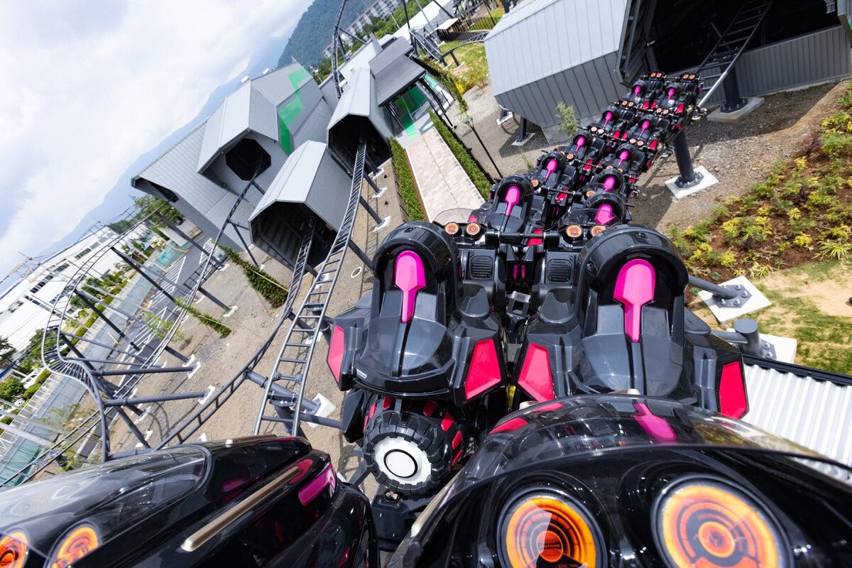 これ、後ろ向き走行です。画面手前にコースターが向かって来ている、と思って画像を見てみてください