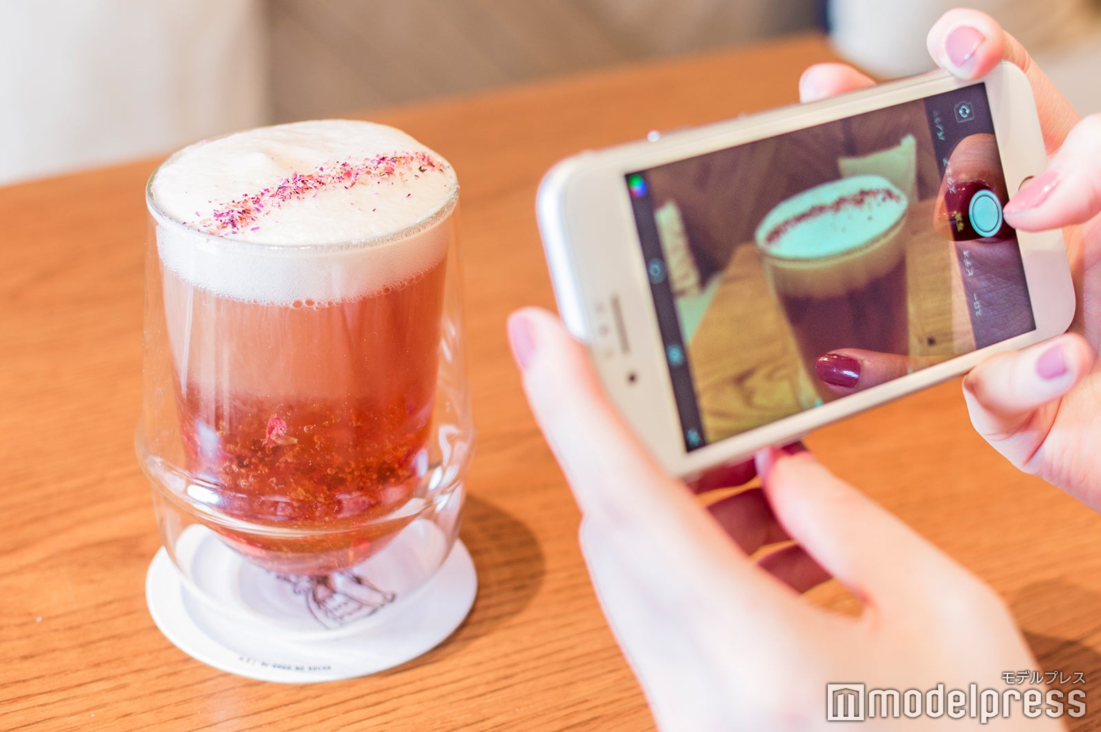 フォトジェニックさもポイントの「エレガントフラワージェリーティー」（C）モデルプレス