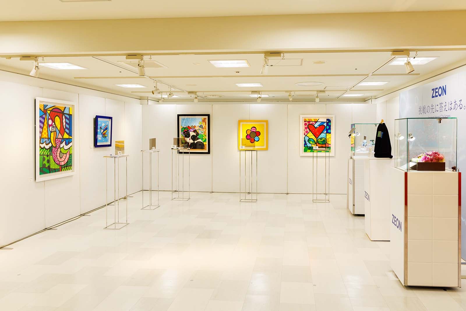 「Be happy！ロメロ ブリット来日展」の様子（提供写真）