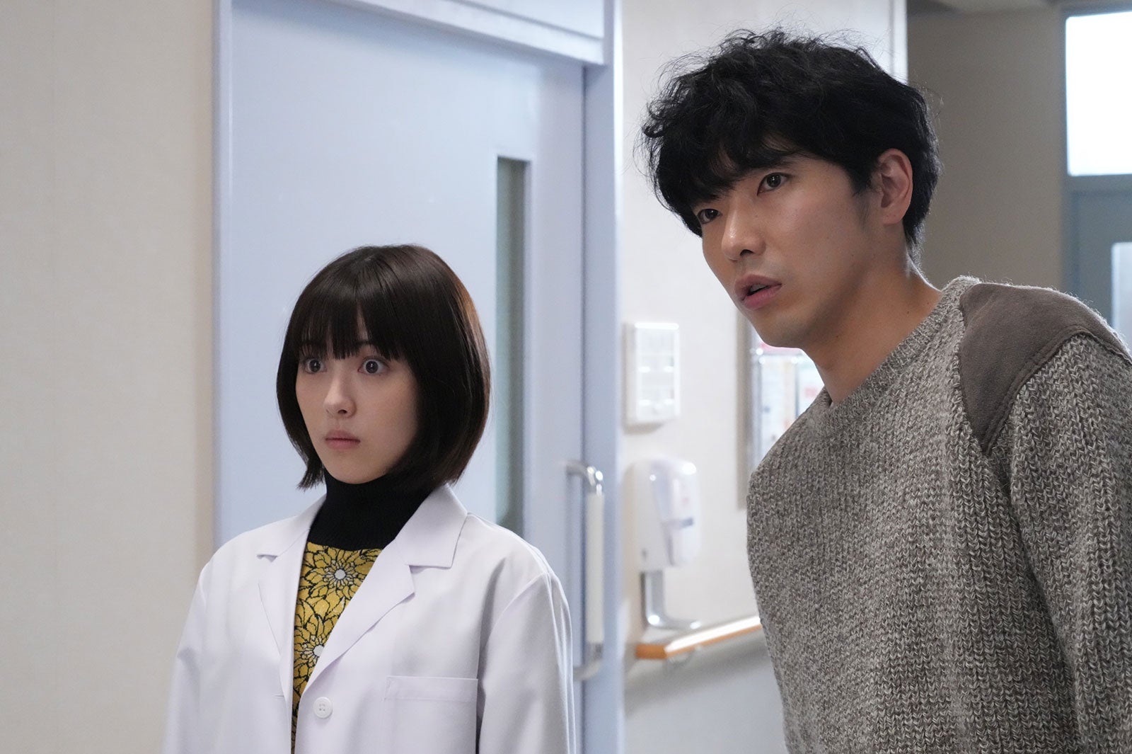 柄本佑、浜辺美波／「ドクターホワイト」第2話より（C）カンテレ