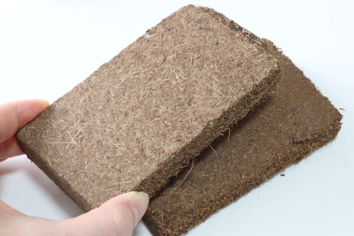 ダイソー　水で増える園芸土