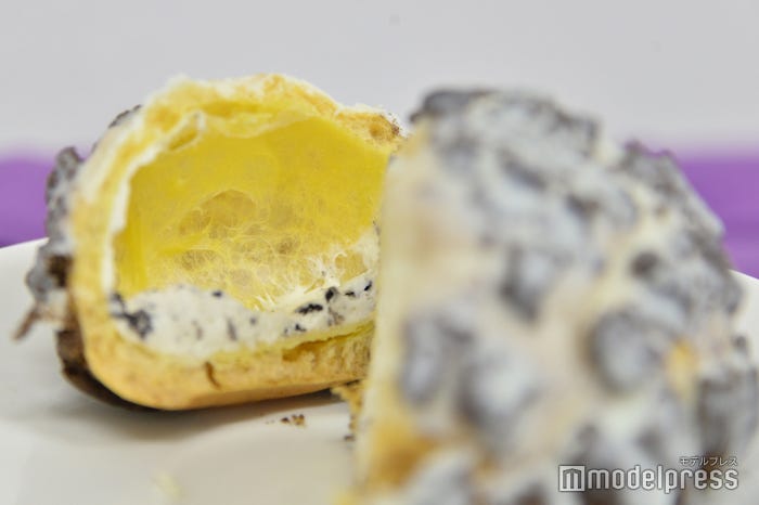 白いブラックサンダー クッキー&クリームシュー(C)モデルプレス