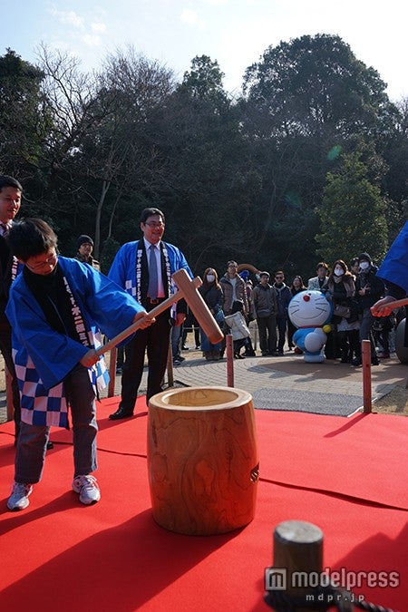 餅つきの様子（C）Fujiko-Pro