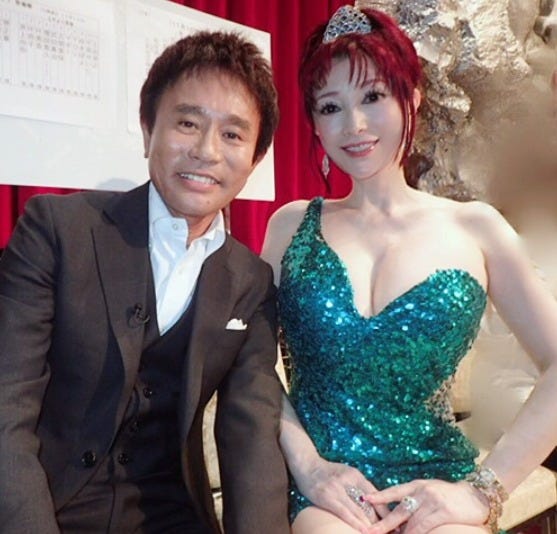 叶姉妹 松本人志とのファビュラスな3ショット 美香さんの手が松本さんのセクシーな腕に 肉体美に注目集まる モデルプレス 叶姉妹 松本人志とのファビュラスな3ショット 美香さんの手が松本さんのセクシーな腕に 肉体美に注目集まる モデルプレス