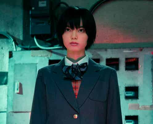 平手友梨奈、するどい視線で見つめる 岡田将生&志尊淳W主演「さんかく窓の外側は夜」場面カット解禁