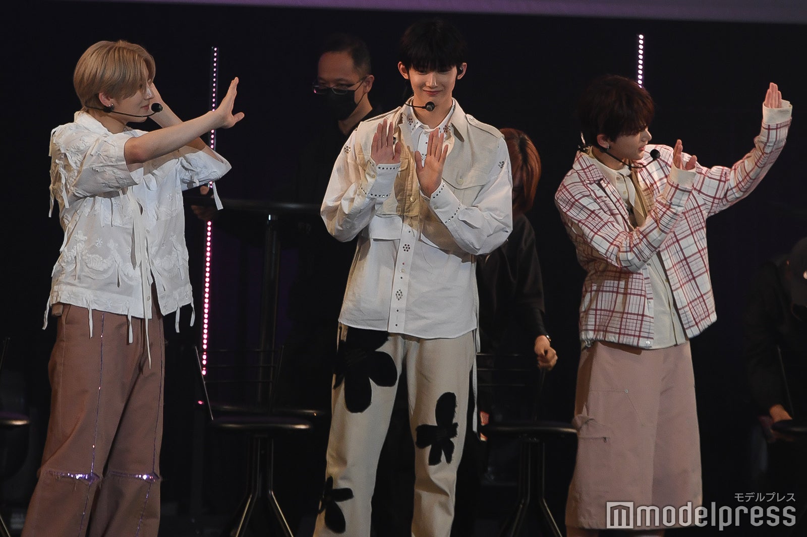 ファンサービスをするYUMA、JO、HARUA（C）モデルプレス