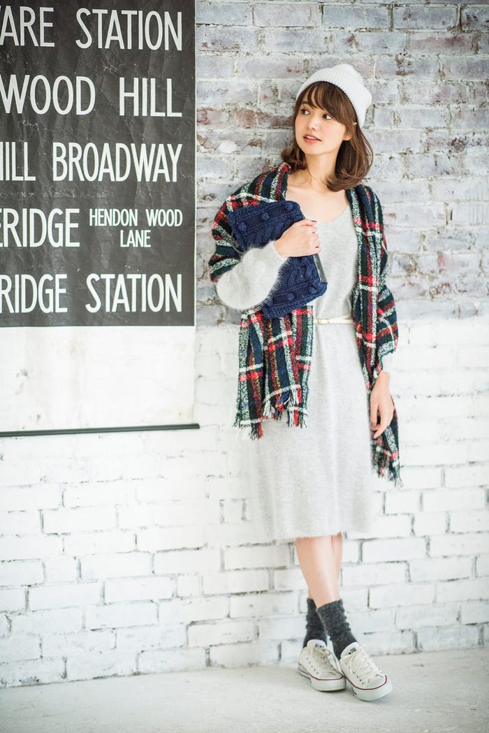 ベルトつきアンゴラワンピース¥9,800/PROPORTION BODY DRESSING ニット帽¥4,200/New Era(R) ストール¥20,000/FRANCO FERRARI(フィルム) バッグ¥5,900/LAUGOA スニーカー¥5,800/コンバース(コンバースインフォメーションセンター) ソックス/私物(C)TOPLOG