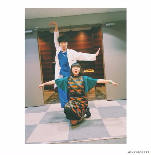 綾野剛×ブルゾンちえみ、“兄妹ショット”再び 「コウノドリ」ポーズ披露？