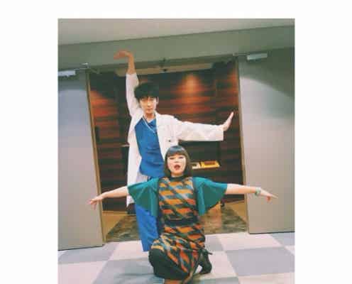 綾野剛×ブルゾンちえみ、“兄妹ショット”再び 「コウノドリ」ポーズ披露?