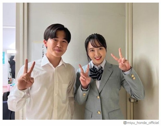 本田望結、鈴木福に「背伸びしても、身長負けてました」幼なじみコンビの“背くらべショット”に反響続々