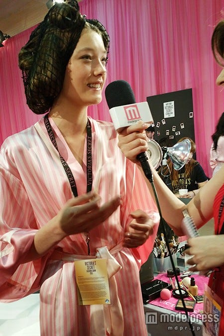 モデルプレスのインタビューに応じたユミ・ランバート/撮影モデルプレス