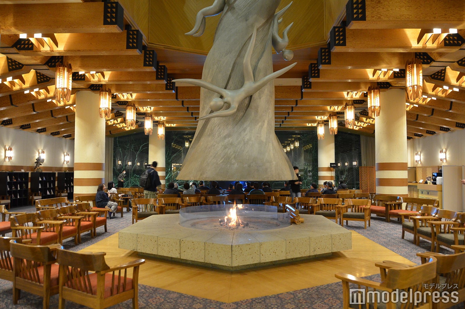 岡本太郎の遺作となった大暖炉「河神」が目を引くロビー（C）モデルプレス