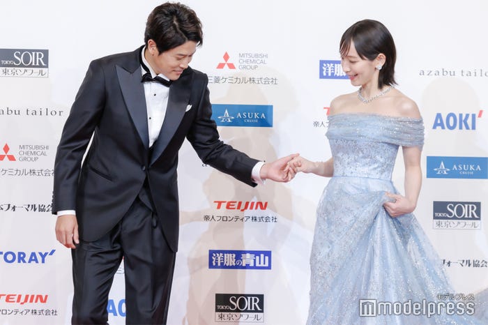 吉岡里帆をエスコートする内田篤人(C)モデルプレス