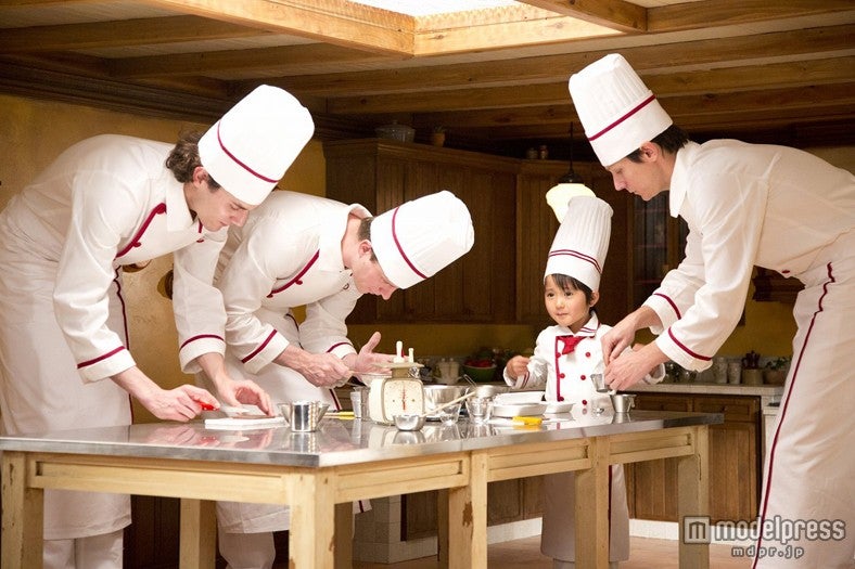 高橋來（中央奥）