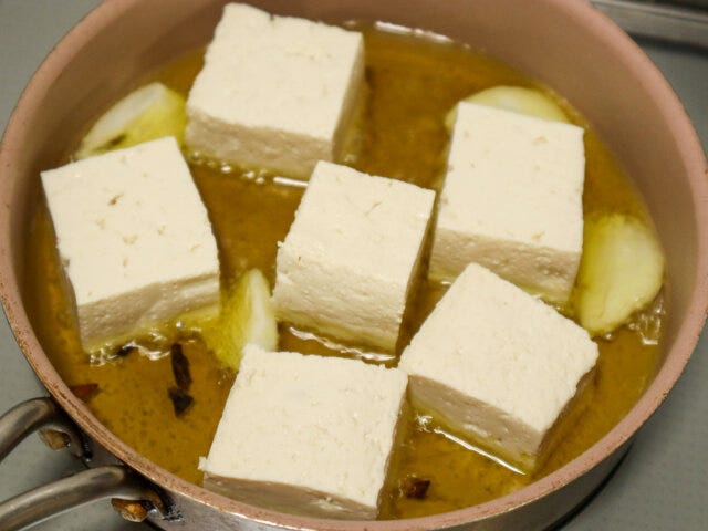 豆腐のアヒージョ　レシピ　豆腐を入れる