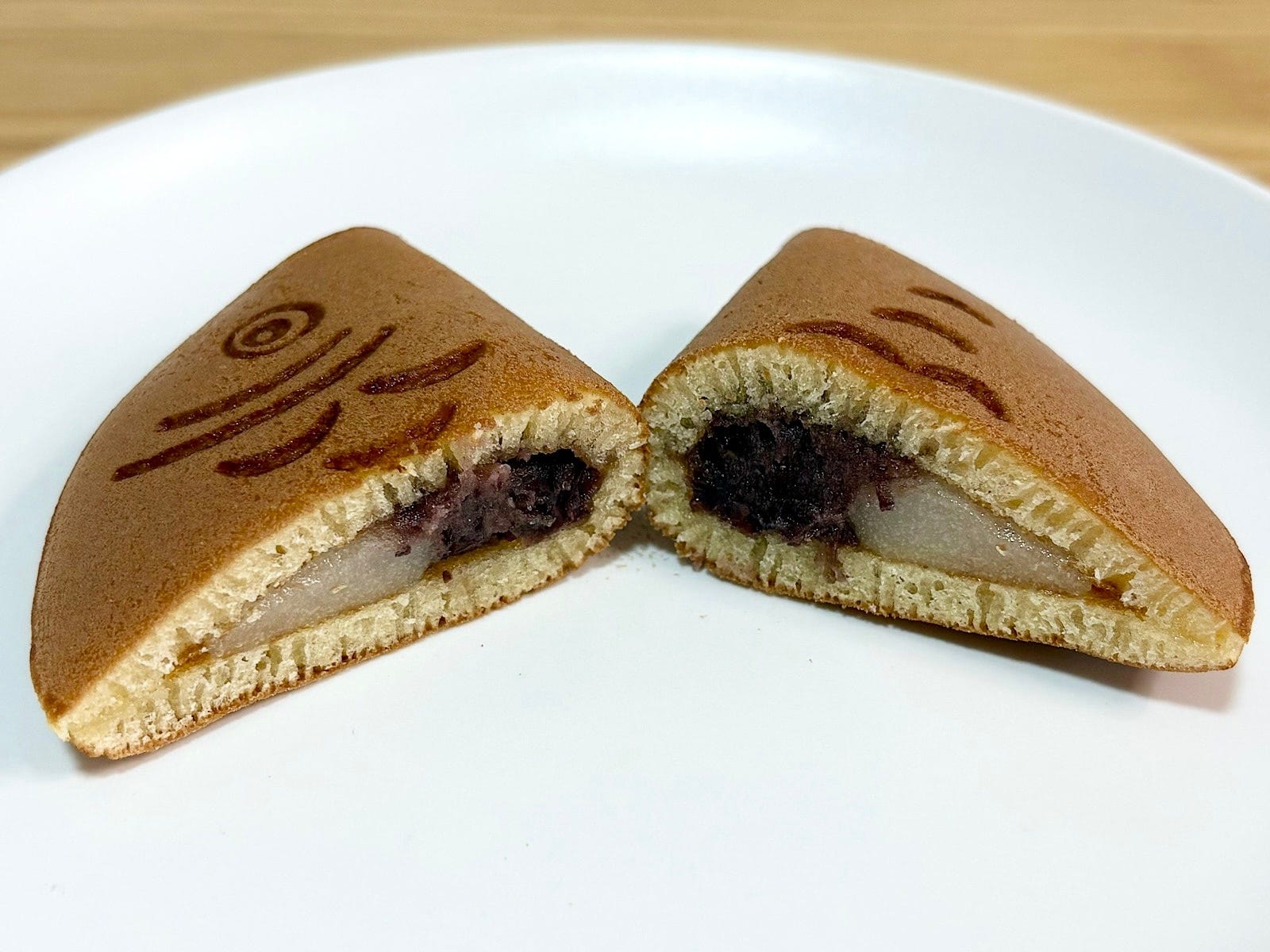 もちもちのどら焼き生地に、バターの風味が効いた小倉あんとお餅が包まれています 