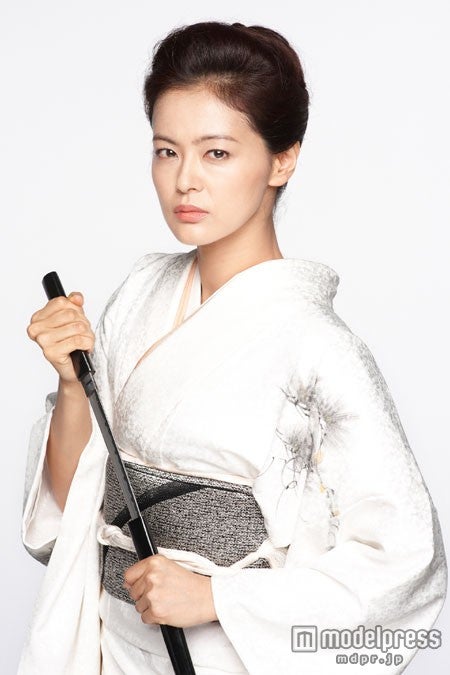 人気女優が5代目極妻に “女の色気”を艶やかに体現