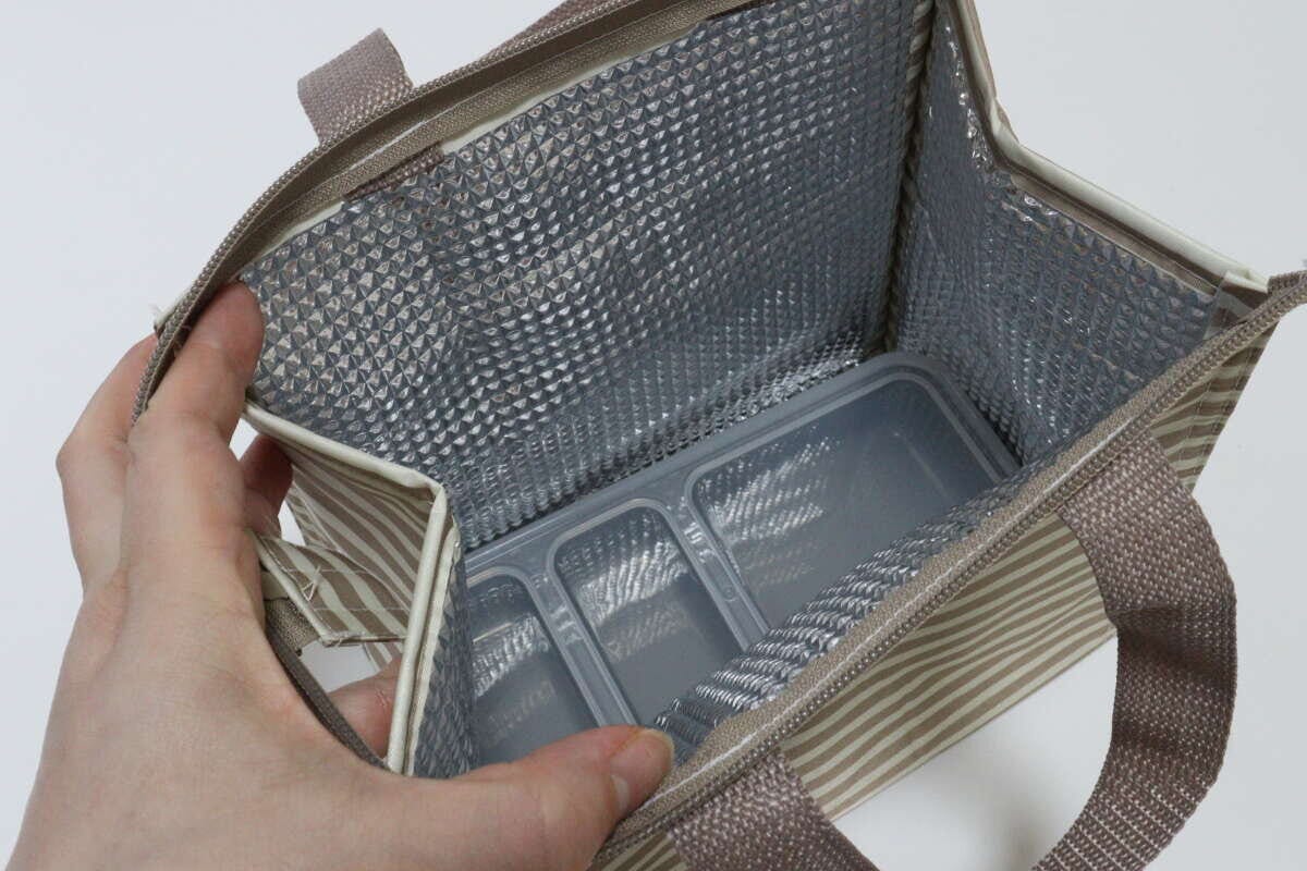 ダイソー　アルミランチバッグ（三角タイプ、ボーダー柄）　アルミ蒸着シート　サイズ感　お弁当箱