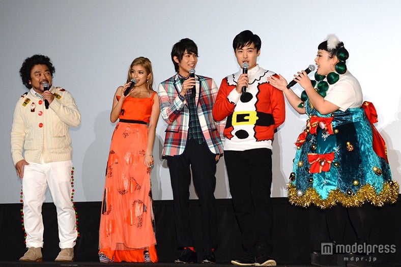 （左から）パパイヤ鈴木、ローラ、中川大志、劇団ひとり、渡辺直美