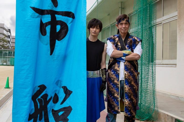 神尾楓珠、佐藤浩市(C)2022「20歳のソウル」製作委員会