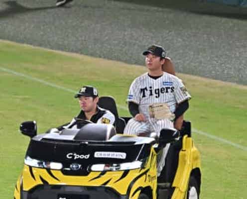 「ピッチャー村上」のコールに甲子園揺れる 延長十回、阪神・藤川監督が第1戦先発の右腕を投入