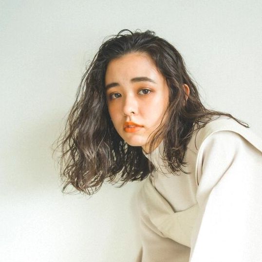 画像5 16 強めのパーマで作る大人のミディアムヘア 40代女性の魅力を引き出す髪型って モデルプレス