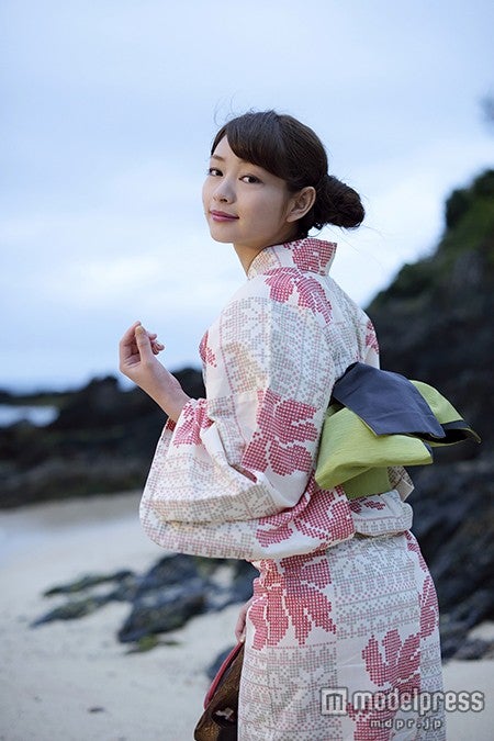 里々佳／2nd DVD「Lily」（2015年7月24日発売）画像提供：YMN