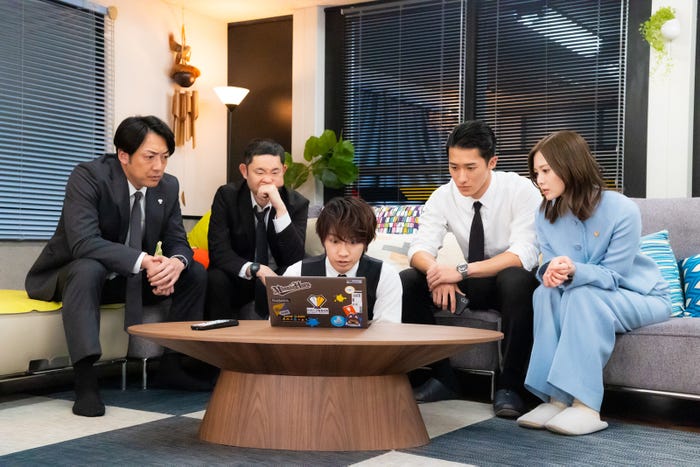 村田耕太、今野浩喜、藤原丈一郎、岩本照、白石麻衣(C)テレビ朝日