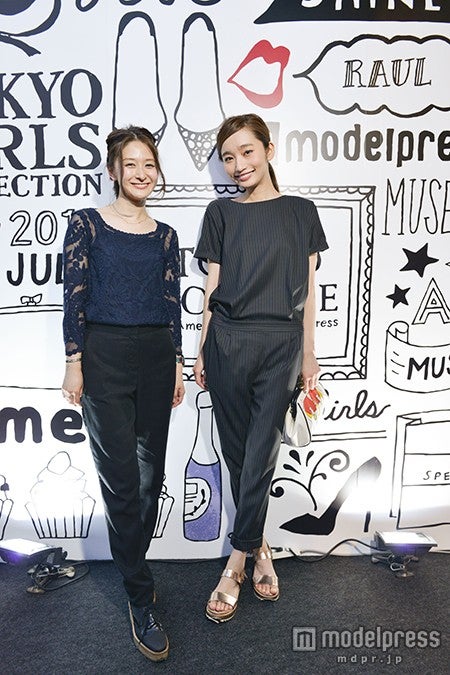 エントランスパネルの前で