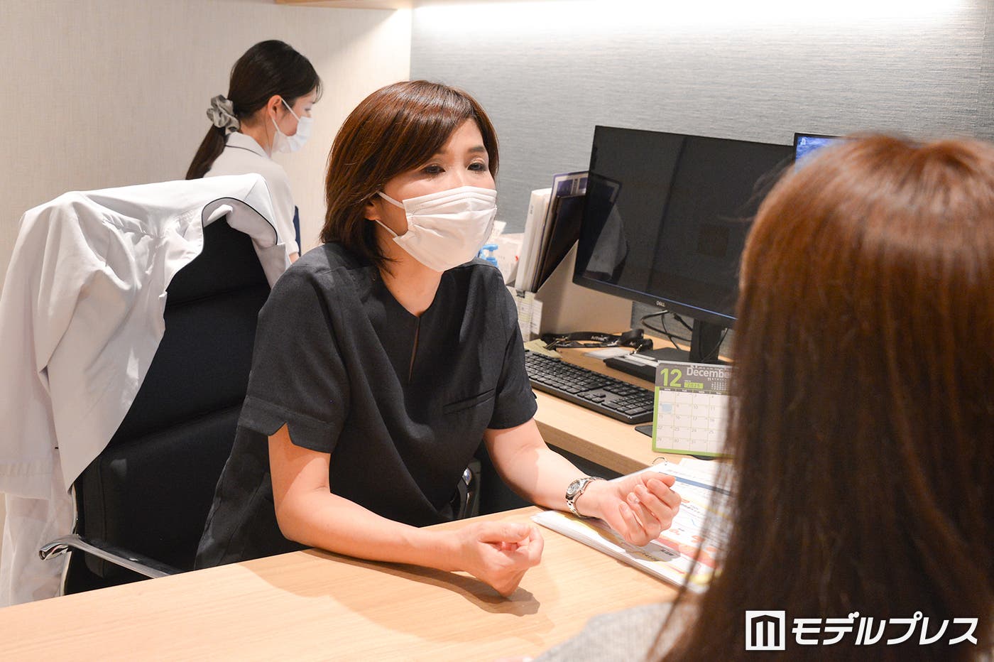 診察の様子(C)モデルプレス