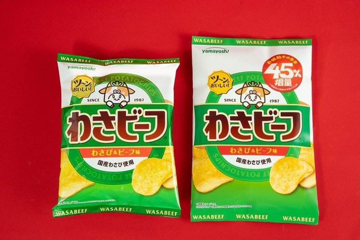 赤色の背景に置かれたポテトチップスわさビーフの通常と増量サイズ 赤色の背景に置かれたポテトチップスわさビーフの通常と増量サイズ