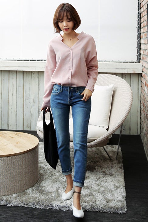 Vネックオーバーブラウス「DHOLIC」3,607円 (税込)／画像提供：DHOLIC
