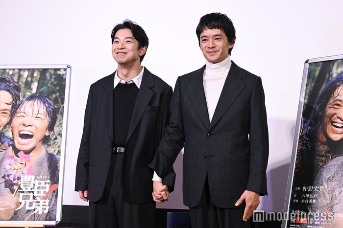 手を繋いでフォトセッションに登場した仲野太賀、池松壮亮(C)モデルプレス