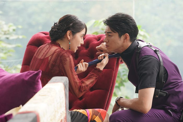 長澤まさみ、東出昌大(C)2020「コンフィデンスマンJP」製作委員会