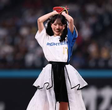 「あの子可愛いな」エスコン降臨の話題アイドル、可憐投球に反響「髪型がレアで可愛くて最高」「投げ方めっちゃ綺麗」