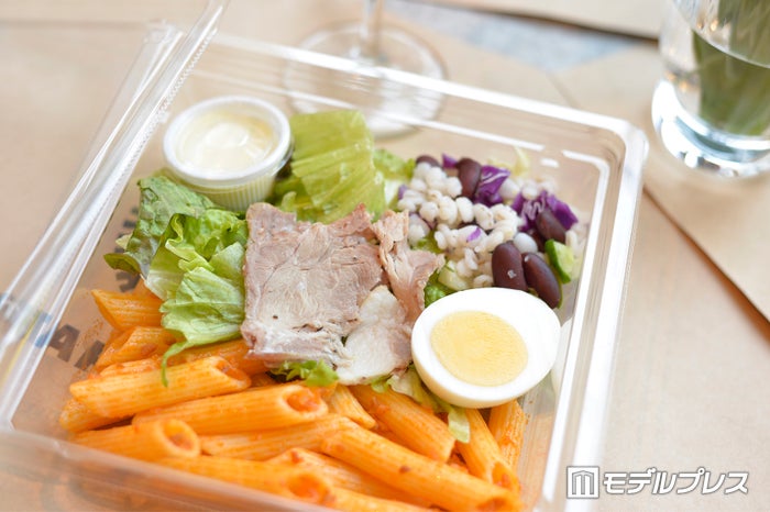 「スターバックス デリボックス トムヤムヌードル&ローストポーク」 (C)モデルプレス