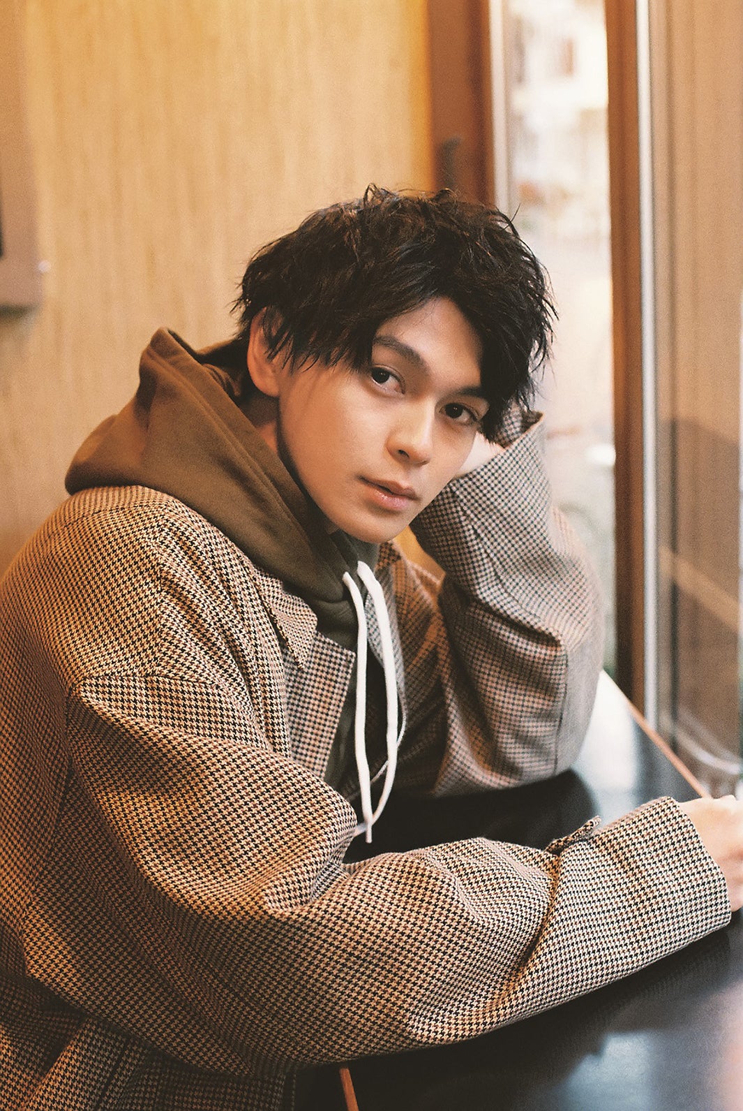 新田真剣佑の弟・眞栄田郷敦「ViVi」初登場 デート企画挑戦で“優しいエスコート”披露