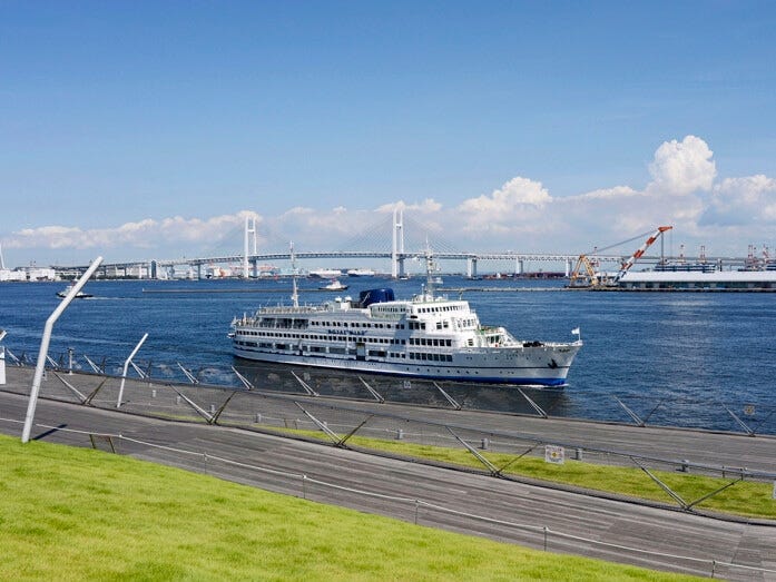 日本で唯一のエンターテインメント レストラン船「ロイヤルウイング」（提供画像）