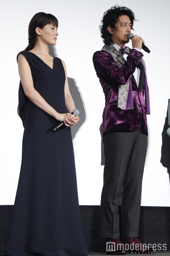 綾瀬はるか、斎藤工(C)モデルプレス