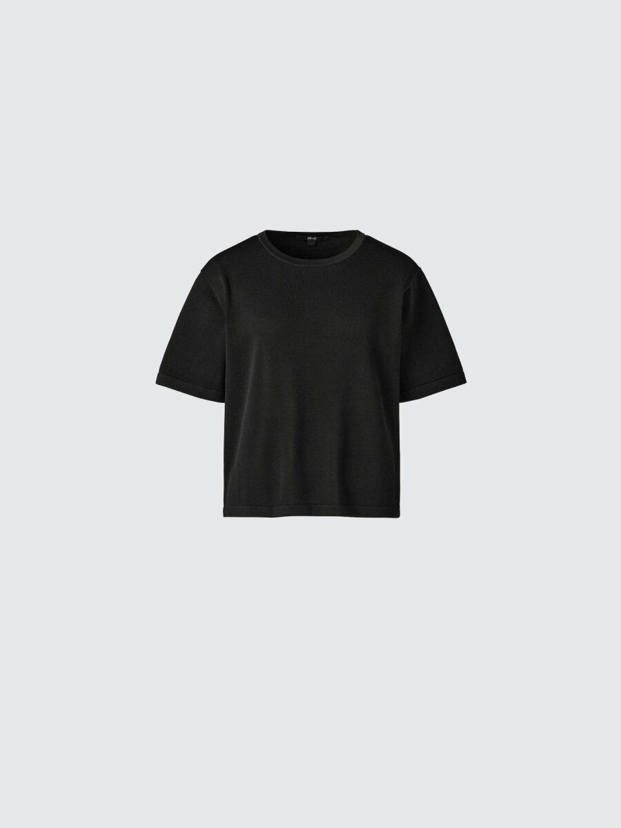 黒いボクシーシルエットの半袖ニットTシャツを平置きにした俯瞰写真