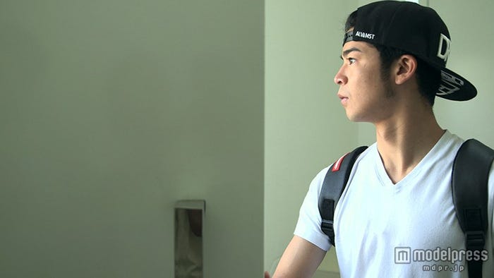 「テラスハウス」映画化決定 “本当のラスト”幕開け/写真は菅谷哲也。家の扉を開け、出ていこうとすると…(c)2015フジテレビジョン イースト・エンタテインメント